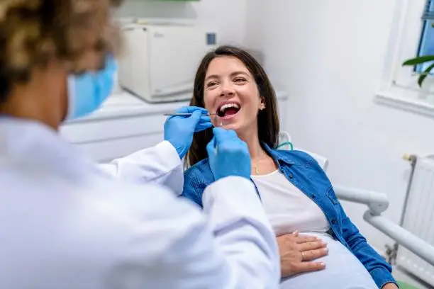 Salud dental en el embarazo: la guía que tu ginecólogo probablemente olvidó darte